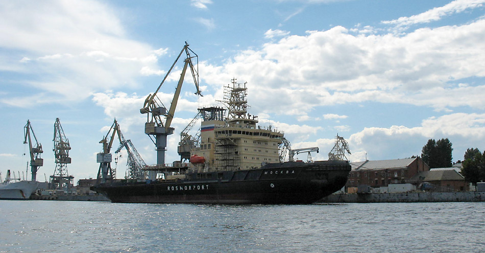 Der Eisbrecher Â«MoskwaÂ» wÃ¤hrend dem Bau in der Â«Baltic ShipyardÂ» in St. Petersburg gehÃ¶rt zur LK-25 Klasse und leistet 34'000 PS.