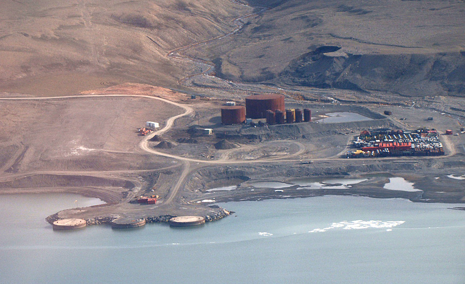Der Hafen von Nanisivik liegt rund 3.7 Kilometer von der ehemaligen Bergbaustadt entfernt. Die kanadische KÃ¼stenwache nutzt nun den Hafen fÃ¼r Trainingszwecke.