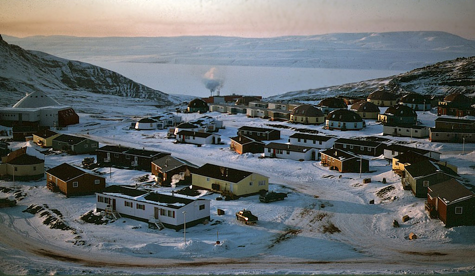 Nanisivik ist eine ehemalige Minenstadt in Nunavut, in der Blei und Zink bis ins Jahr 2002 abgebaut wurde. Sie liegt rund 20 Kilometer Ã¶stlich von Arctic Bay, einem bekannten Ort auf der Nordwestpassage-Route der Kreuzfahrtschiffe.