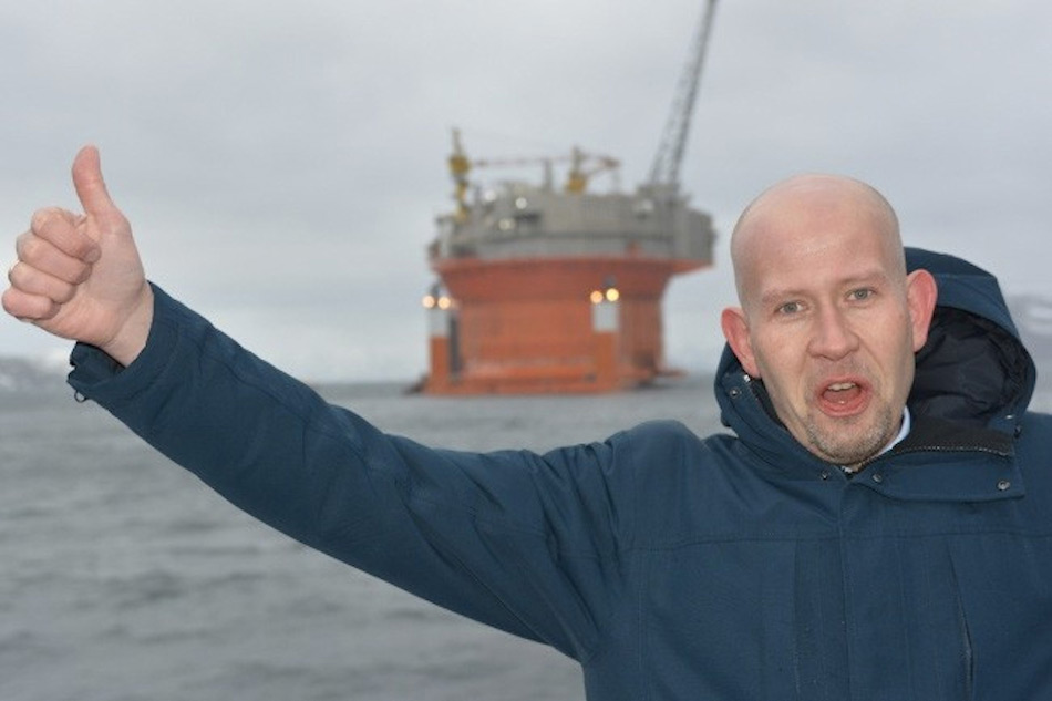 Der norwegische Energie- und Ãlminister Tord Lien heisst die Plattform in der Barentssee nach ihrer langen Reise von SÃ¼dkorea Willkommen. Bild Thomas Nilsen