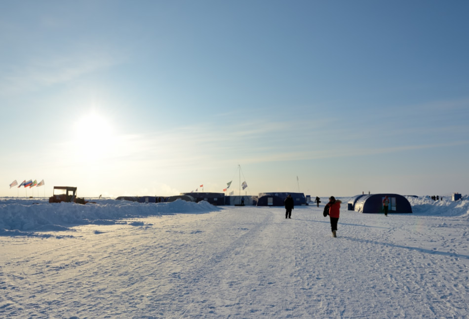 Die Treibeisstation Camp Barneo wird seit 15 Jahren jedes Jahr neu errichtet und dient als Tor fÃ¼r FlÃ¼ge und Expeditionen zum Nordpol. Seit 2014 nutzt auch das MilitÃ¤r die Station offiziell fÃ¼r Trainings und Ãbungen fÃ¼r Such- & Rettungsmissionen. Bild: Michael Wenger