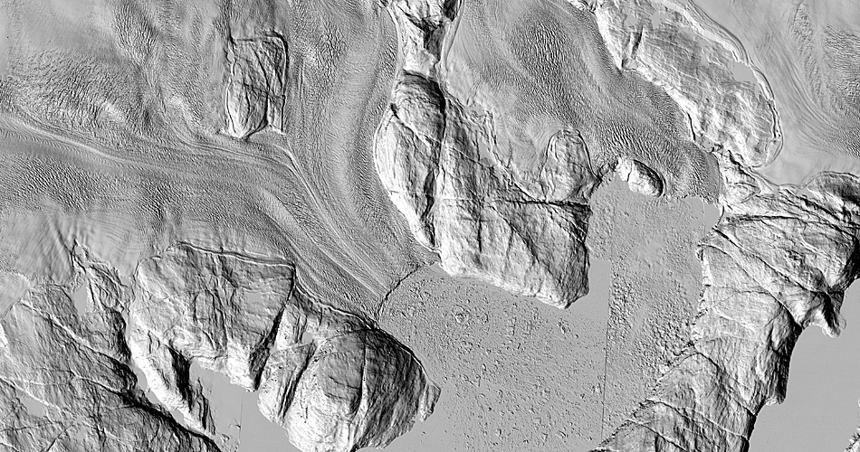 Zwei der untersuchten Gletscher Sermeq Silardeq (links mitte) und Kangigdleq (rechts mitte) zeigen klare Fliessrisse in ihrer OberflÃ¤che auch noch weit hinter der Zunge. Dort sind auf normalen Bildern nur helle FlÃ¤chen zu sehen. Â© Polar Geospatial Center