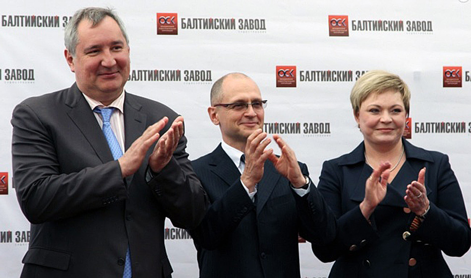 Die Wichtigkeit der neuen Schiffe ist durch die Anwesenheit von VizeministerprÃ¤sident Rogozin (links), dem CEO von Rosatom Sergey Kirienko (Mitte) und der Gouverneurin Marina Kovtun (rechts) offensichtlich. Bild: Gov-murman.ru / Barents Observer