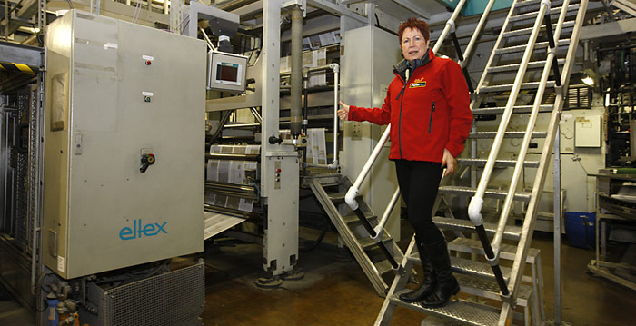 Rosamaria Kubny ist begeistert â mit einer Druckgeschwindigkeit von 20'000 Exemplaren pro Stunde rauscht PolarNEWS durch die Maschine.