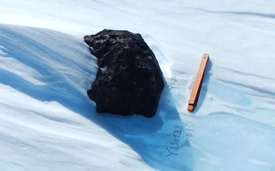 18 Kilo Meteorit im antarktischen Eis.